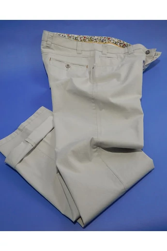 Sportosan elegáns világos színű nadrág